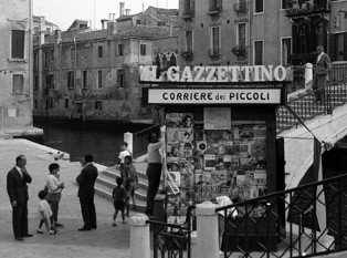 L’edicola di campo San Pantalon, Venezia, anni ‘60 ca. (© Archivio della Comunicazione - Comune di Venezia, fondo Giacomelli) L’edicola di campo San Pantalon, Venezia, anni ‘60 ca. (© Archivio della Comunicazione - Comune di Venezia, fondo Giacomelli)